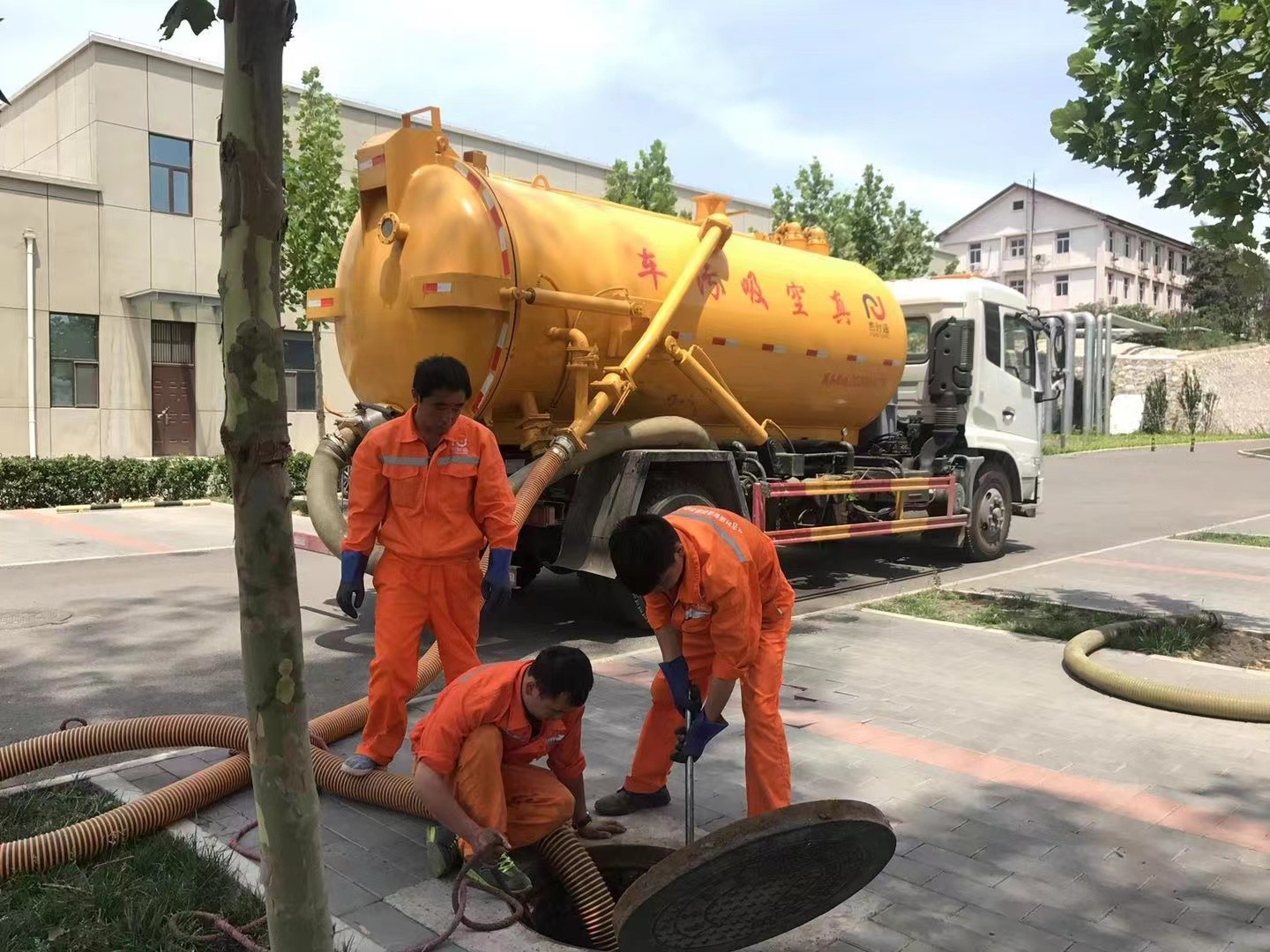 曲江管道疏通车停在窨井附近