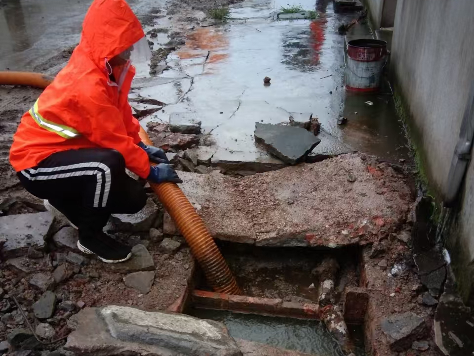 曲江专业清理污水池 炜誉市政以规范流程守护城市 “肠道”